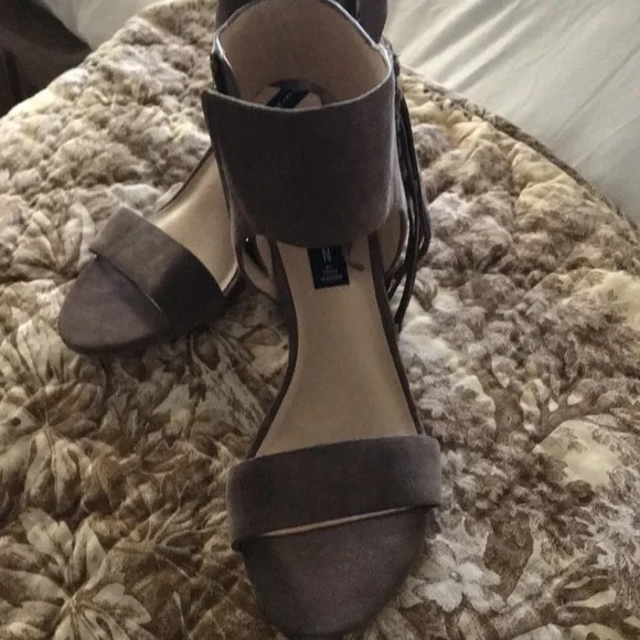 Steve Madden taupe sandals with chunky heel  NWOB - Picture 3 of 4